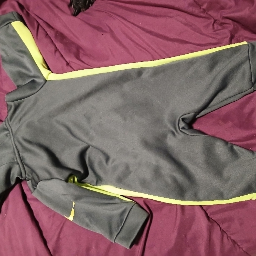 Nike dri fit infant Gray and Green One Piece outfit with hood. Size 6 months - Picture 6 of 8